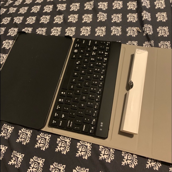 ipad case and keyboard - Picture 2 of 2